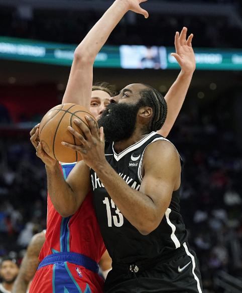 哈登造犯规动作引热议,哈登老动作造犯规遭裁判无视