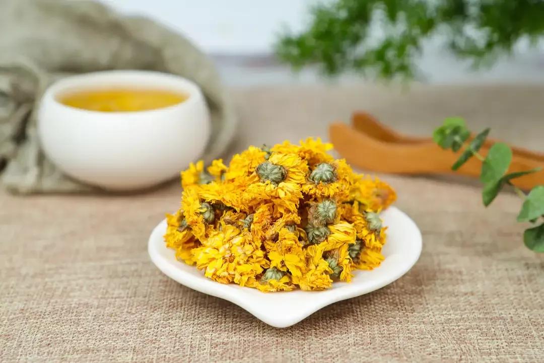 菊花茶推荐女生喝,菊花茶清热解毒女人喝