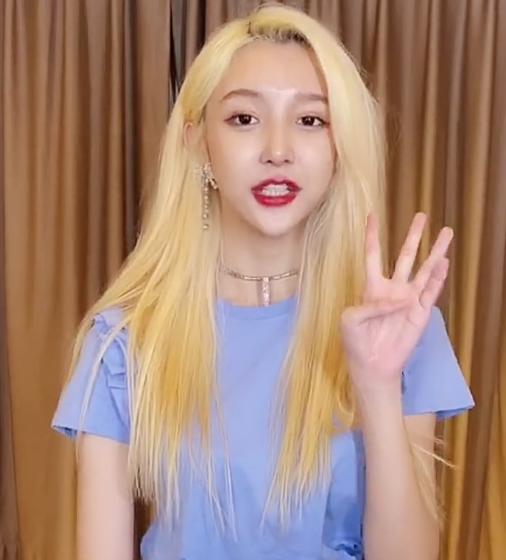 艾比自曝变性前，交往过的对象都是男生，从小皮肤白还不长腿毛