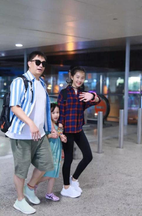 黄磊女儿多多穿长裙聚会,黄磊女儿多多吊带红唇