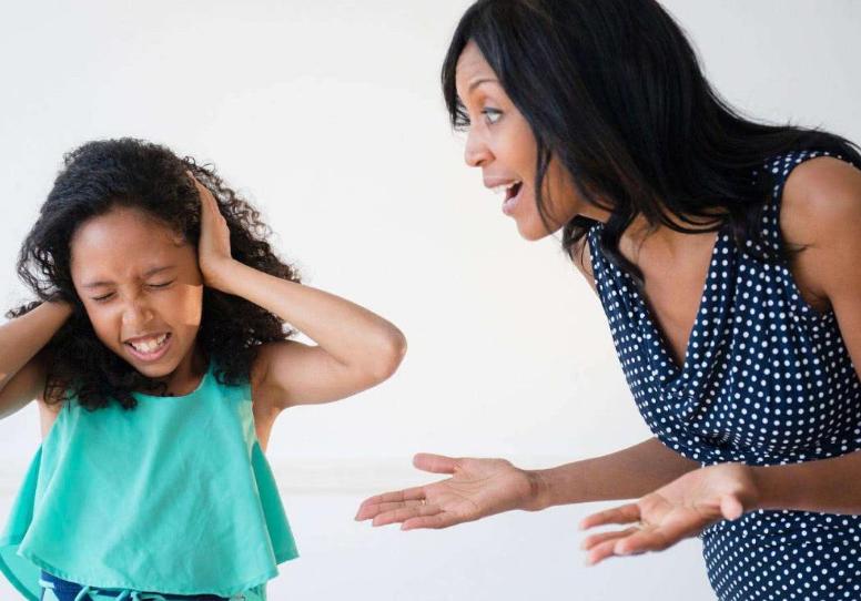 5岁孩子撕坏车衣被打,孩子碰坏车被打爸爸来解决