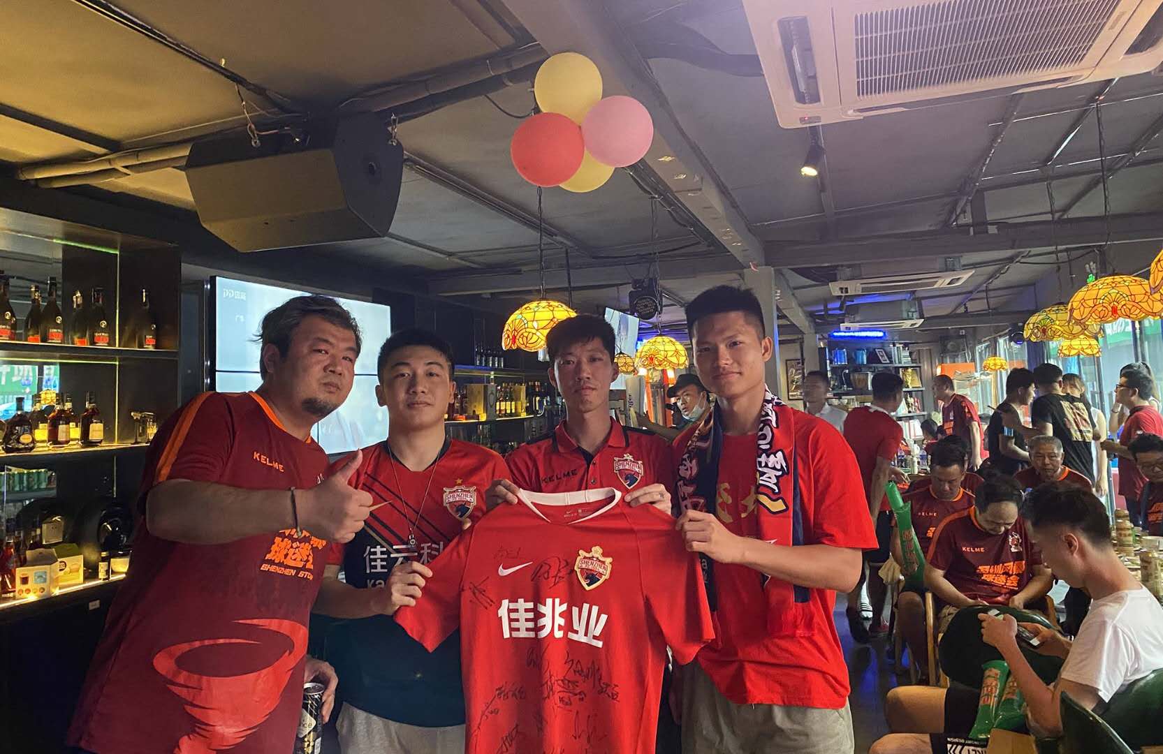 开赛在即球迷为球队加油助威,让更多的球迷走进现场为球队加油