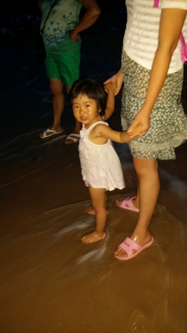 带着孙女去海边,奶奶带着小孙女在北海涠洲岛玩