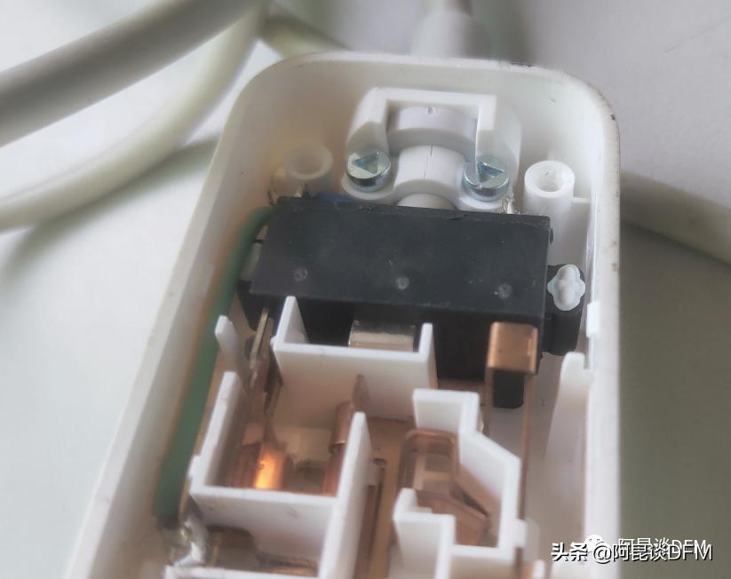 拆解小米插板,小米插座拆解评测