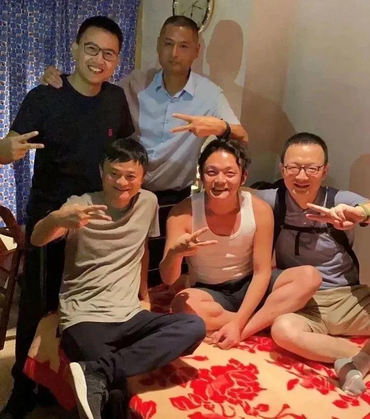 左手腾讯,左手马云右手马化腾