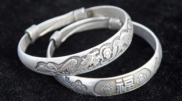 女人戴银手镯真的可以祛湿排毒吗,银手镯戴左戴右哪只手有助于排毒