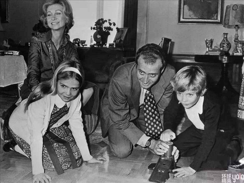 西班牙最穷王室人设崩塌一地鸡毛,最穷王室