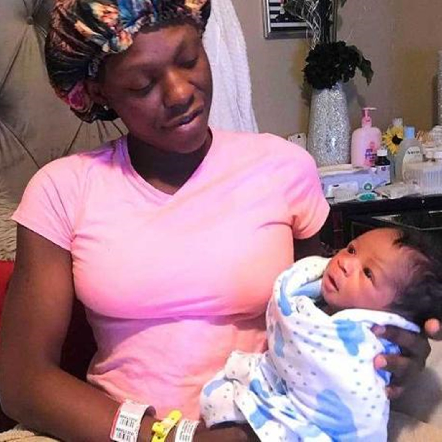 双胞胎妹妹身上有胎记,龙凤胎姐姐被抱养