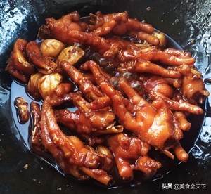 看着电视，吃着自己做出来的卤鸡爪，这种卤鸡爪当零食还不错