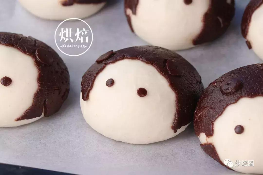 像这样把饼干皮覆在面包上就能烤出一大波孩子都爱的刺猬面包~