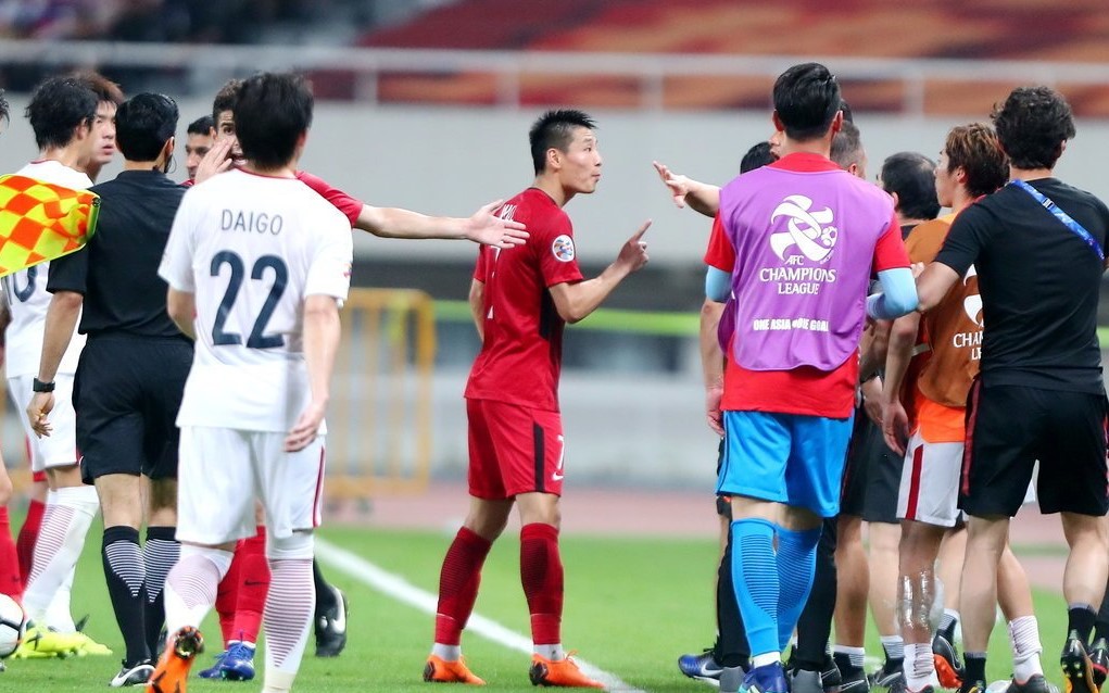 2008年东亚杯李玮峰锁喉日本队长,国足vs日本姜至鹏判罚