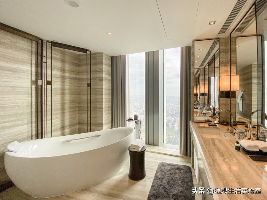 住在广州瑰丽酒店看外面风景,广州瑰丽酒店看到整个广州夜景