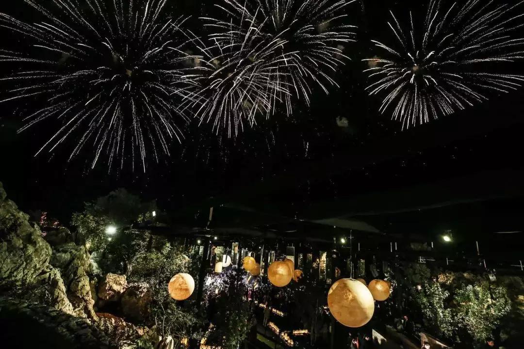 15万颗施华洛世奇水晶,eliesaab婚纱