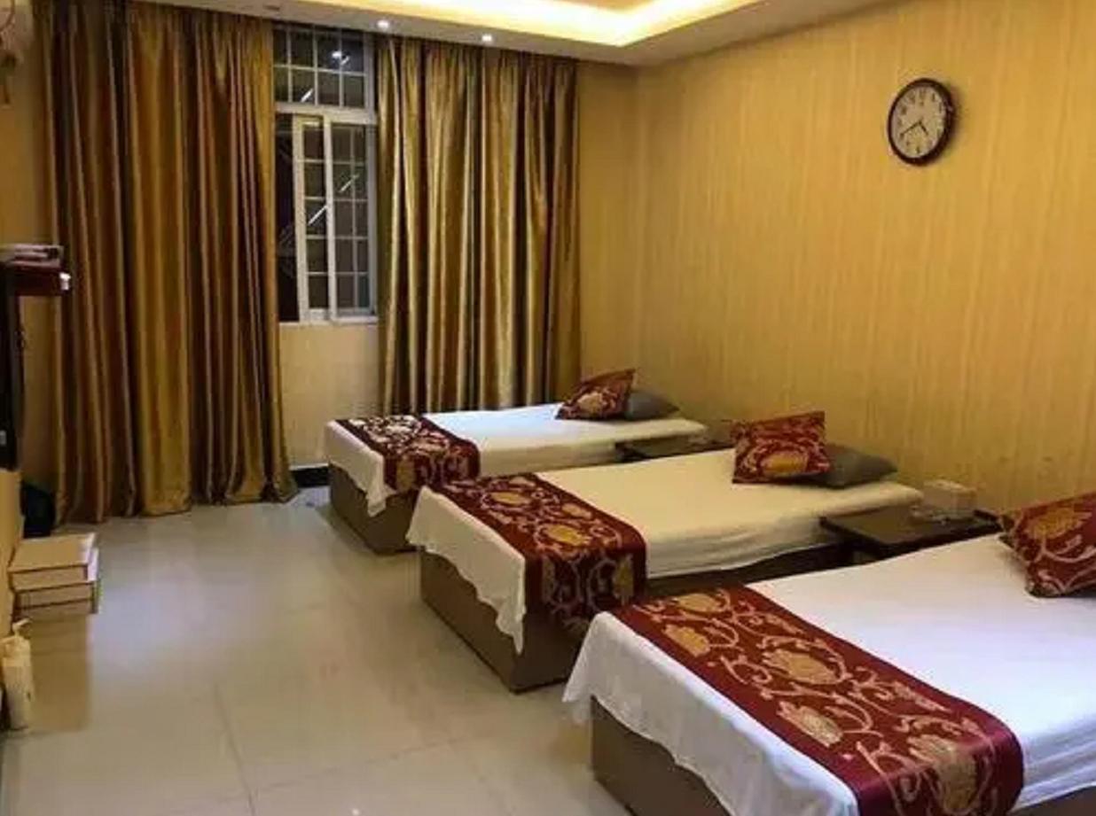 足浴技师帮客人养生,足浴店技师给客人洗脚