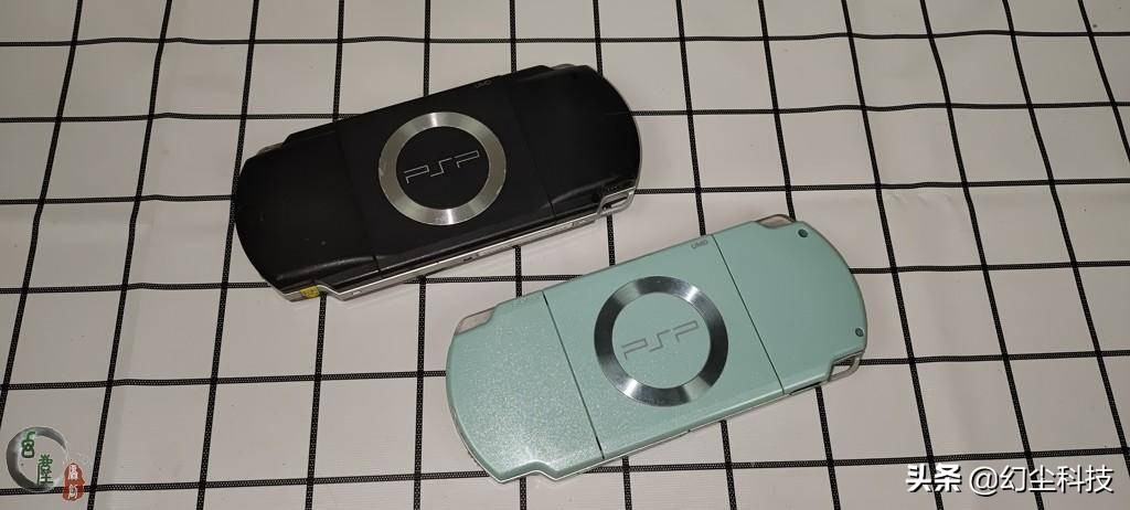 psp老式游戏掌机,收拾屋子的时候发现一个手机