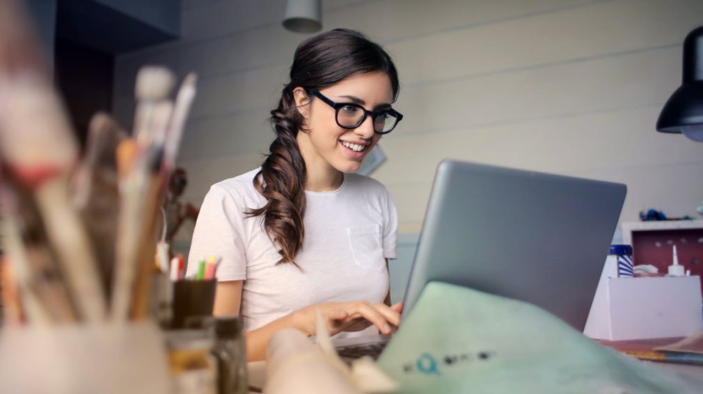 不上班便月入过万：自由职业者都是怎么赚钱的？