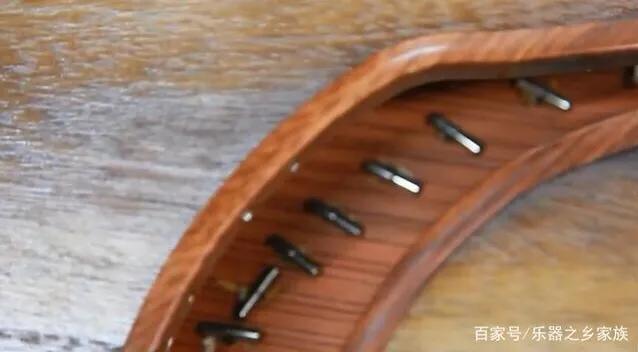 古筝简谱中的揉弦和点音怎么标记,古筝的和弦编配