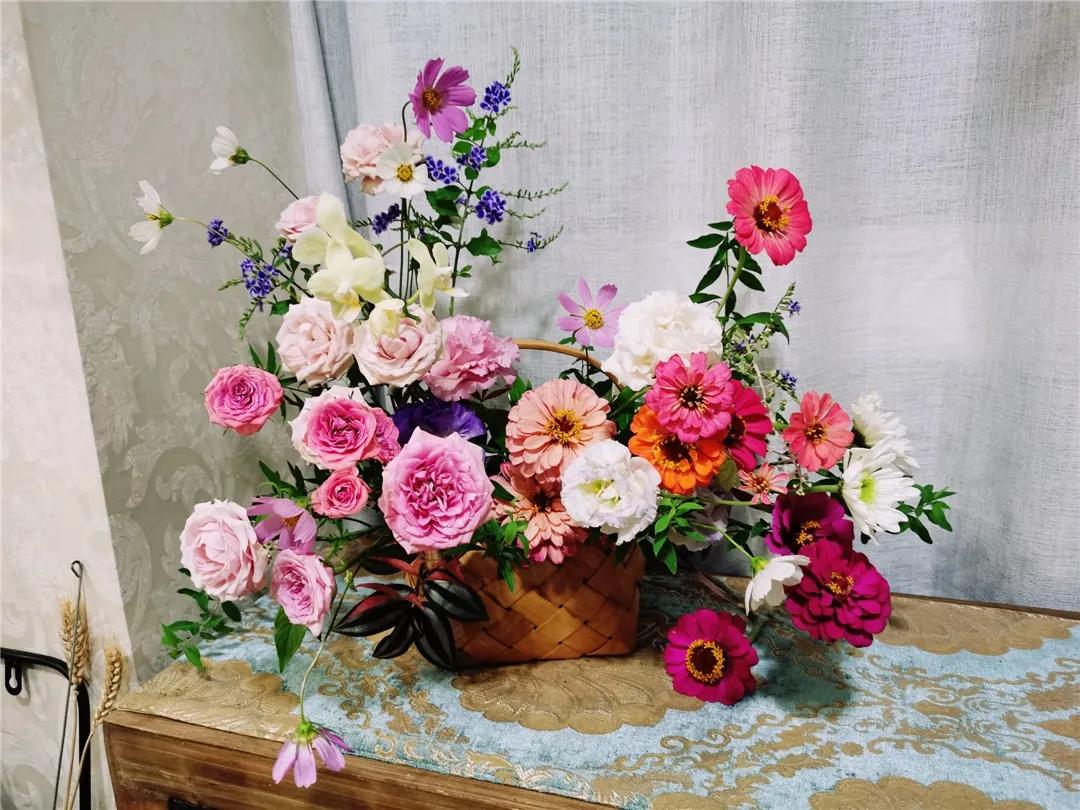 从摆地摊卖花到开实体店,从摆摊卖花到开店