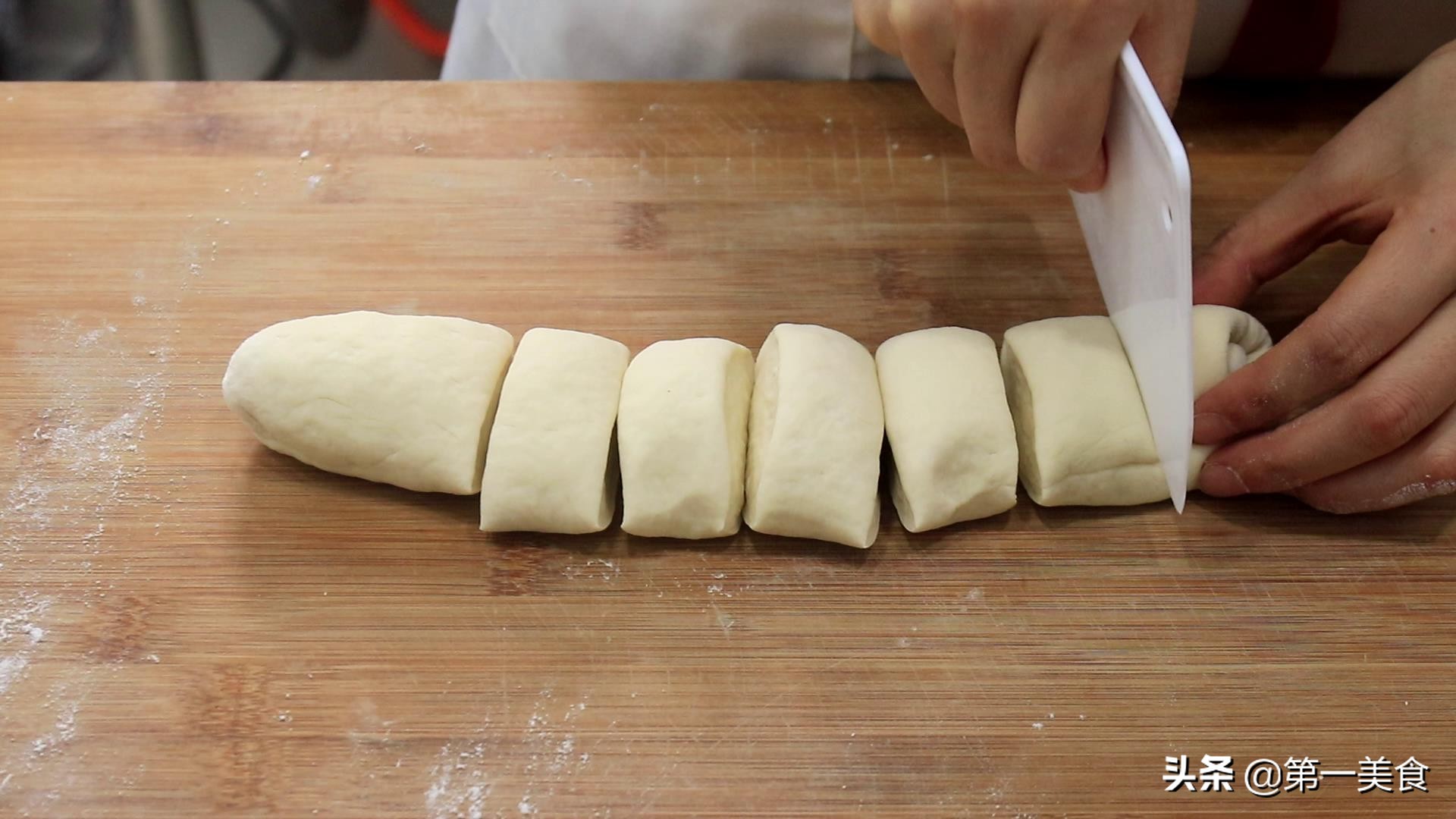 包子擀皮、蒸制都有技巧，学会这两招，包子皮薄但不露馅也不变形