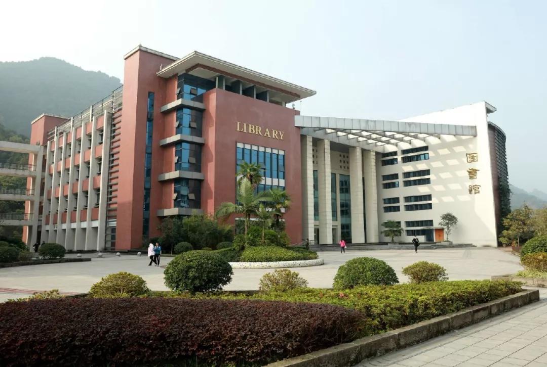 “外国语大学”千万别翻译为“ForeignLanguagesUniversity”！