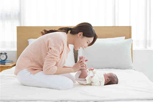 坐月子爱出汗怎么办,为什么坐月子很容易出汗