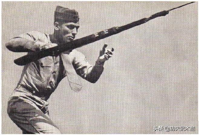 美*刺军**刀拼杀术，很珍贵的图片教学资料，格斗迷、军迷的最爱