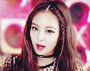 同款发型李凯馨,李凯馨白吊带搭配牛仔裤清纯写真