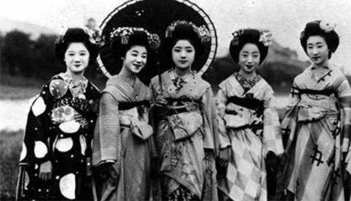 二战中日本娼妓:战前捐款,战时慰安,战后求和,真正的大和抚子