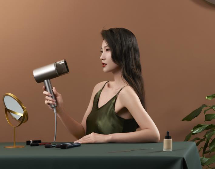 头发干枯毛躁分叉用什么吹风机,想要头发柔顺选对吹风机也重要