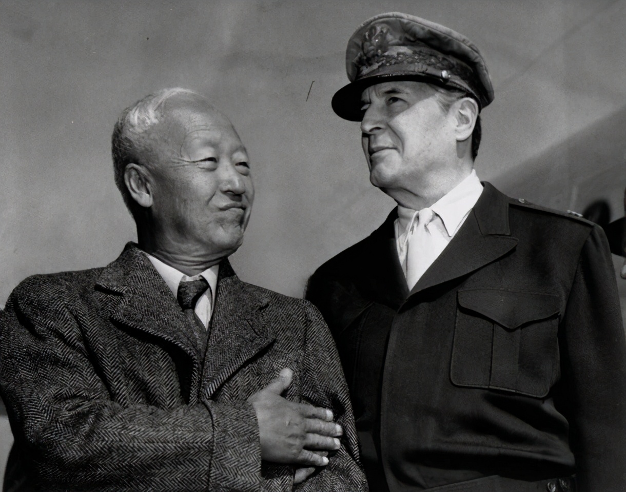 韩国开国总统李承晚，为什么会一步步从“国父”变成“*夫独**”