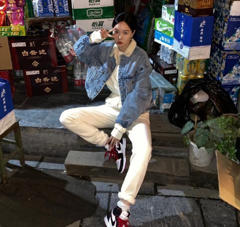 周冬雨同款军绿色外套,周冬雨荧光绿外套俏皮亮眼