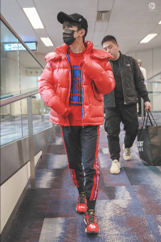 易烊千玺和香港资深演员见面,易烊千玺在香港优秀吗