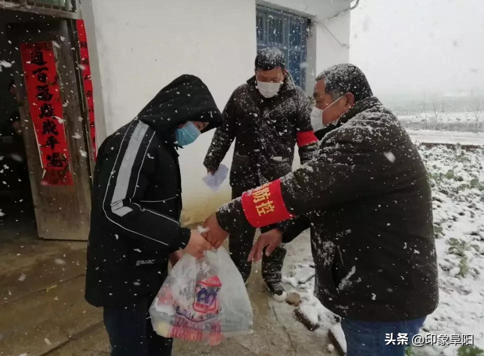 记者拍下了风雪中的防疫人，向你们致敬