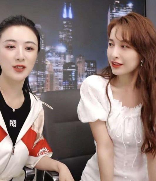 吴昕现身薇娅直播间，一边跳舞一边吃，3分种爆卖6400枚蛋黄酥