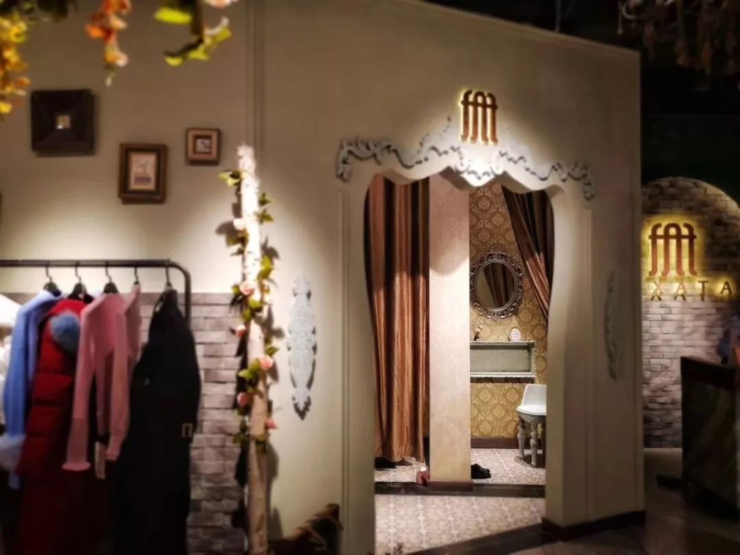 这家新开的服装店，要把法国时尚女装FEXATA斐格思带给你……