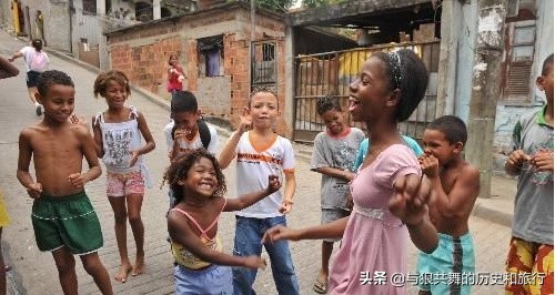 巴西贫民窟真实状况,巴西贫民窟孩子踢球