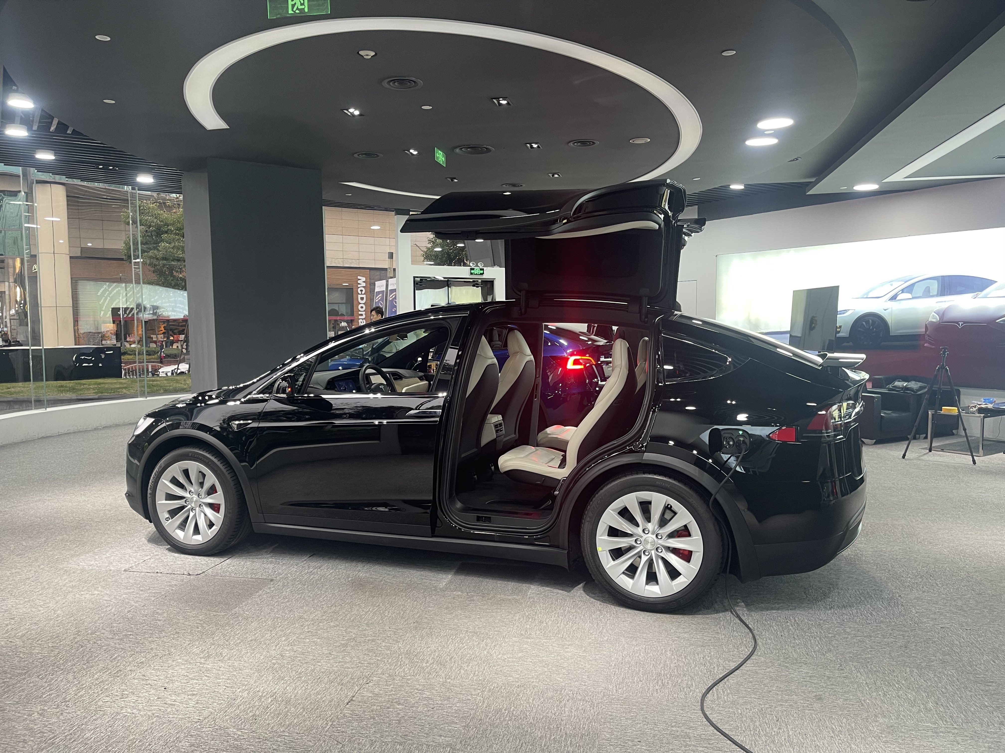 特斯拉鸥翼门三排七座,全新掀背造型特斯拉