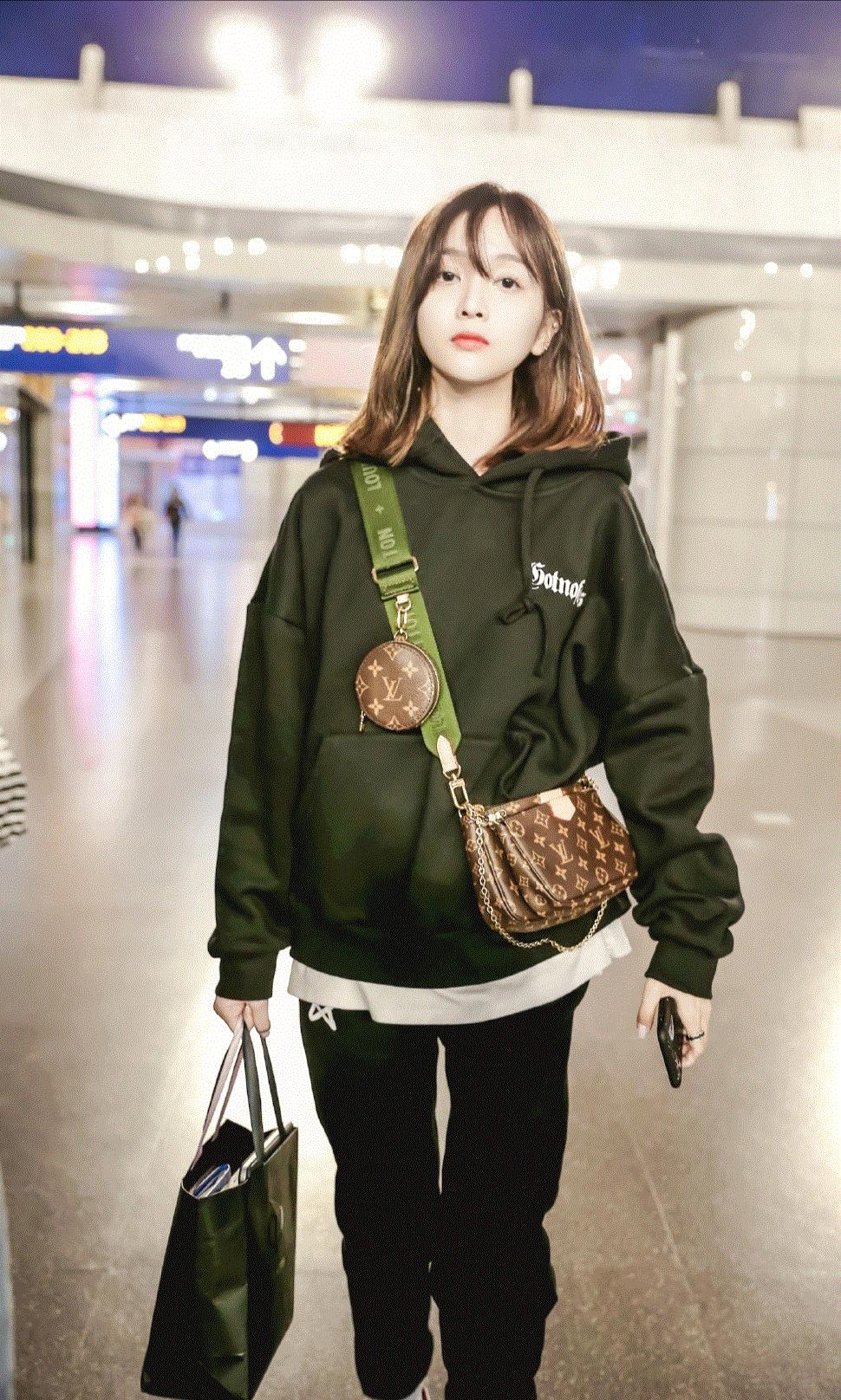 吴宣仪同款机场棕色格子外套,吴宣仪黑皮衣配什么裤子