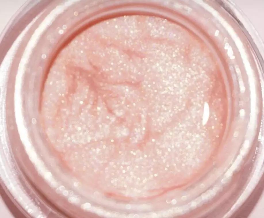 佟丽娅将任春晚主持，却被质疑稳输董卿？但在妆容上她确实赢了..