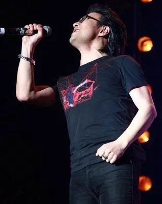 《飞得更高》真实展现成熟男人的心声,整首歌昂扬积极奋斗的精神