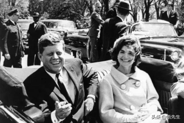 霍金年轻时帅气的照片,霍金年轻时帅照