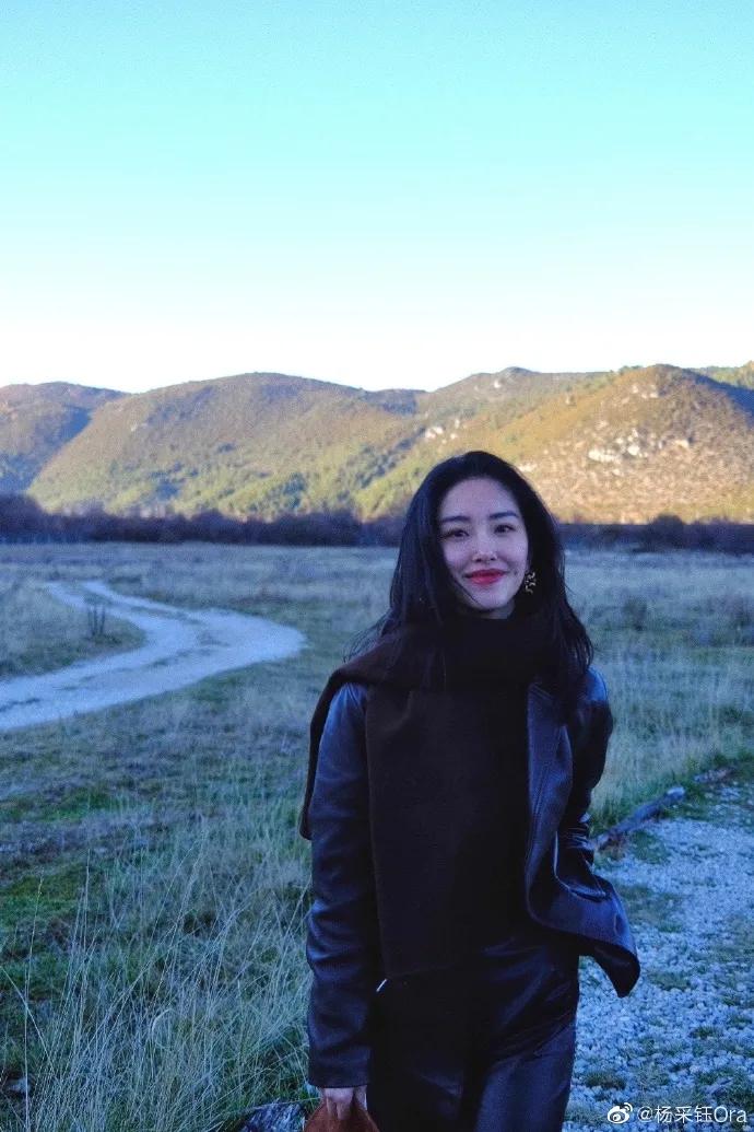 周扬青造型被吐槽脖子短,周扬青深夜晒发照片