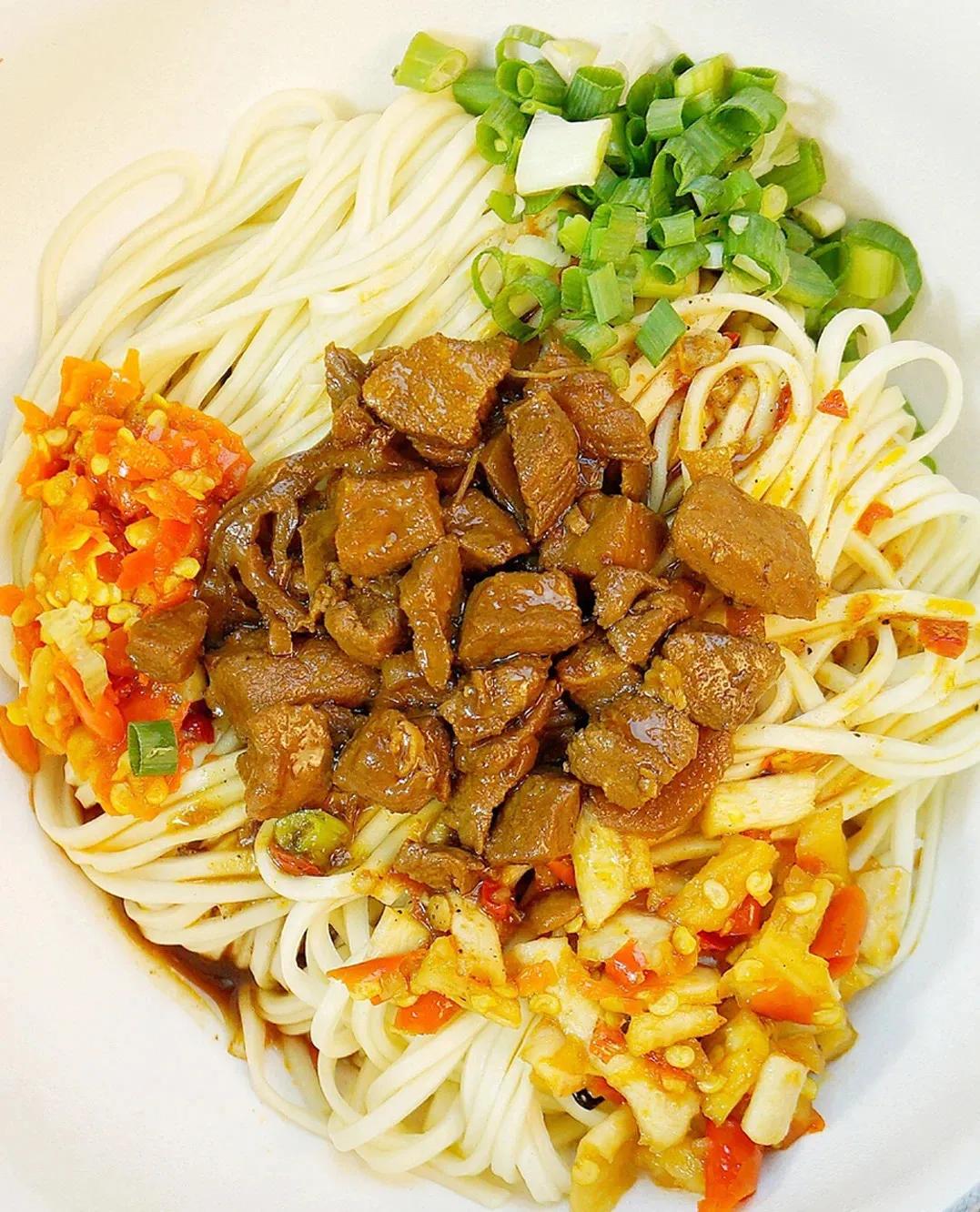 正宗嗦粉教程,怎么一元点螺蛳粉外卖