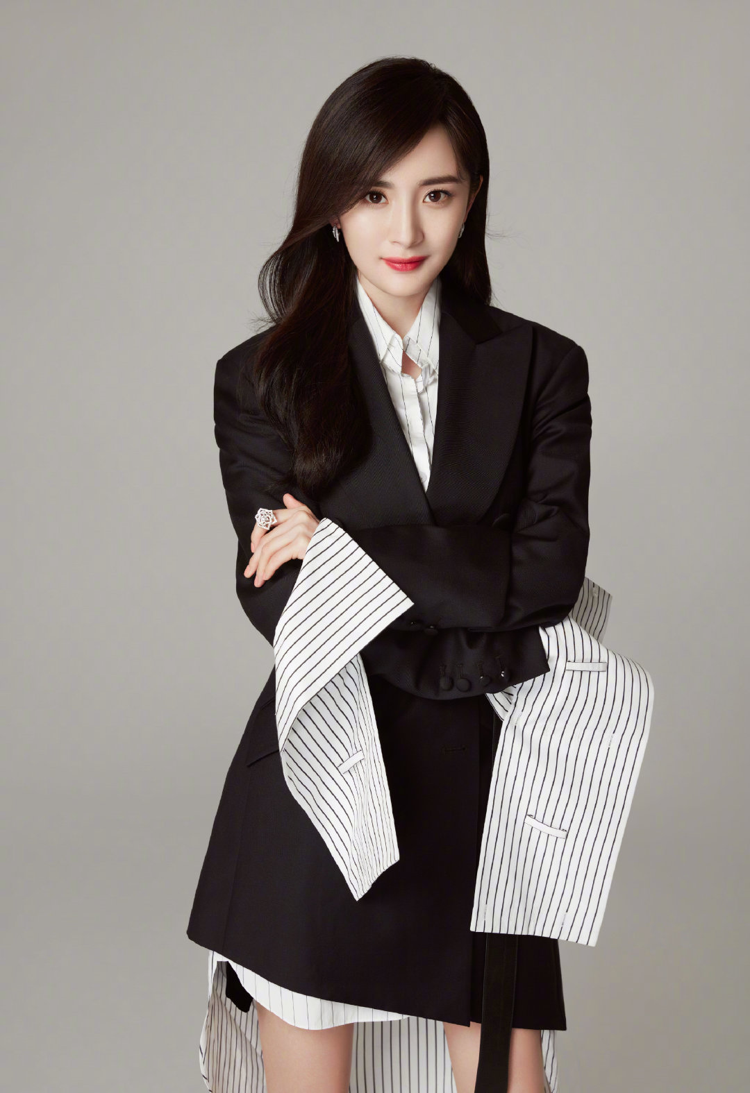 杨幂衣品真出众穿西装知性干练,杨幂黑色西装甜酷穿搭