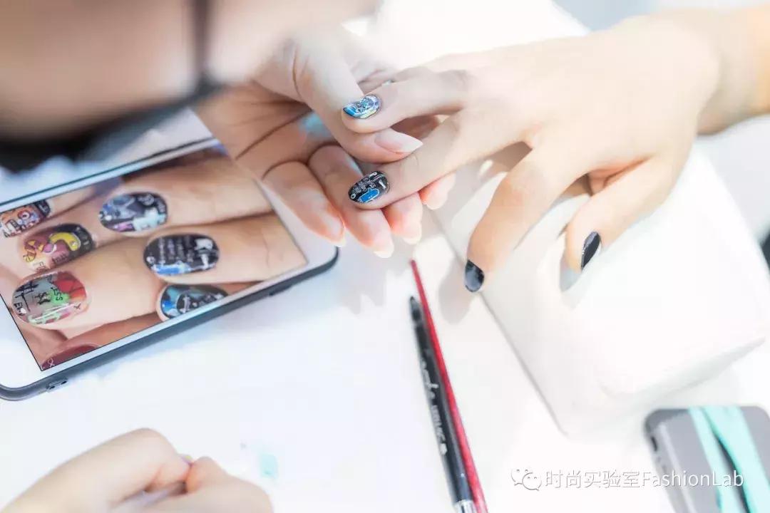 我应该给这些被骗来做美甲的男生道个歉