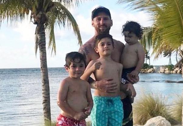 梅西强抱蒂亚戈,梅西儿子蒂亚戈u7比赛