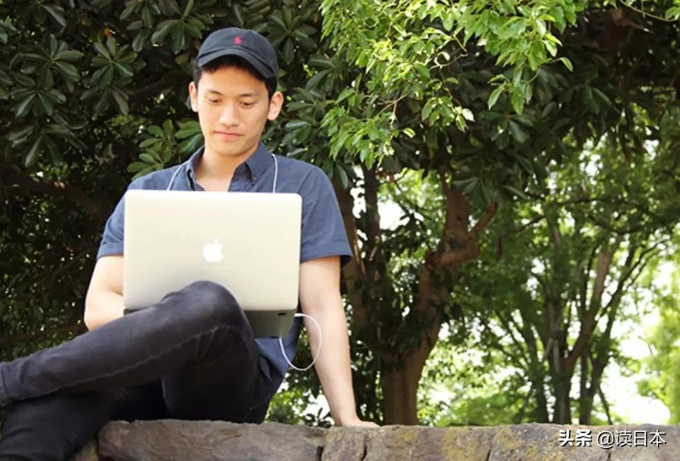 画面太搞笑！日本一大学举行云毕业典礼，结果搞成了“僵尸大会”