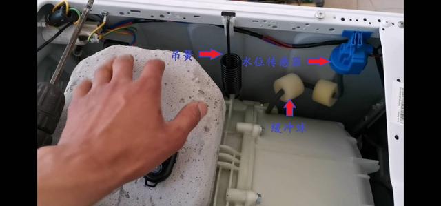 洗衣机拆解工人,滚筒洗衣机维修拆解视频