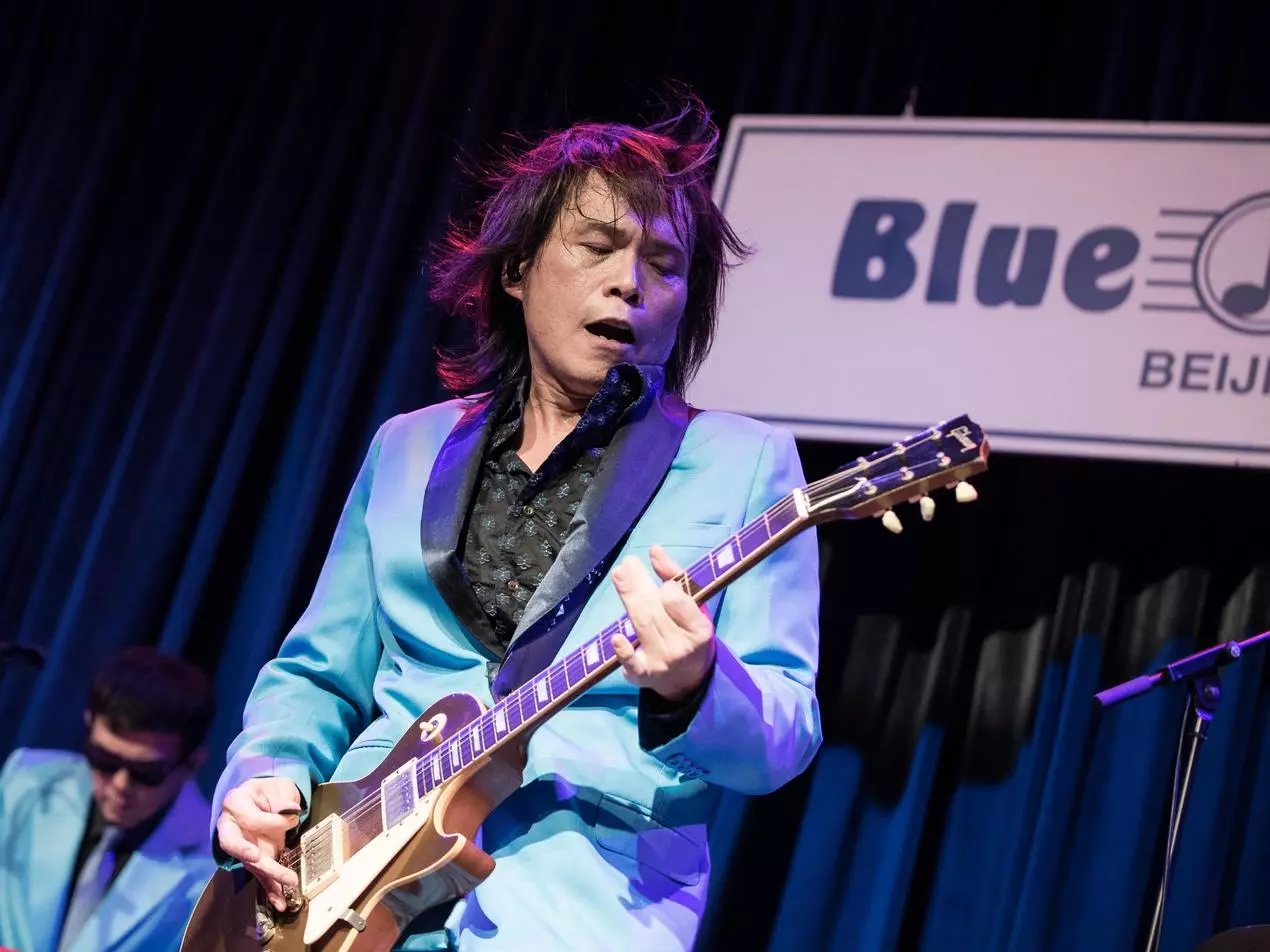 被嘲土、丑、过气：唱了30年歌的伍佰，真的不该被尊重吗？