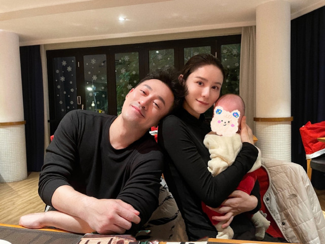 张馨月给林峯唱歌,林峯张馨月甜蜜瞬间